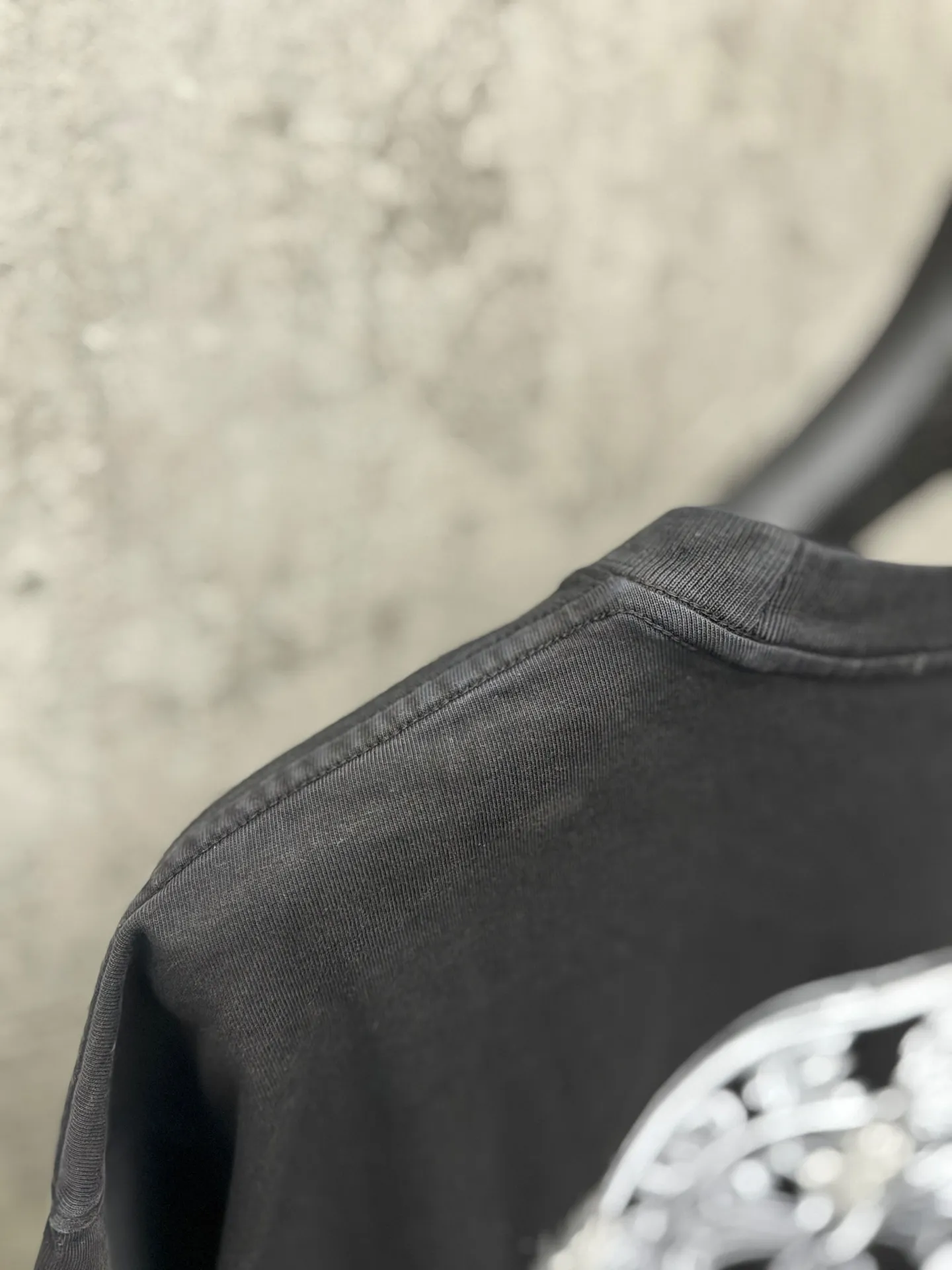 P190 top version, real shot without P, ​​different from market currency) 𝗖𝗵𝗿𝗼𝗺𝗲 𝗛𝗲𝗮𝗿𝘁𝘀/Croxin 2026 Spring New Original Single Counter American Laser Direct Injection Couple Short Sleeves 👑The highest version! Customized fabric 300g washed, best-selling model at the counter, very comfortable to wear. Accessories: original molded and authenticated collar label ➕ 100% silk wash label. Genuine purchase-grade original hangtag➕matching hanging rope➕3D hanging beads➕original packaging bag. Craftsmanship: The original version has consistent wiring! The highest version of the armhole matching technique! Color: White Black Gray Size: S M L XL Style Number: 26-2057